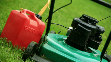 Bensindriven gräsklippare